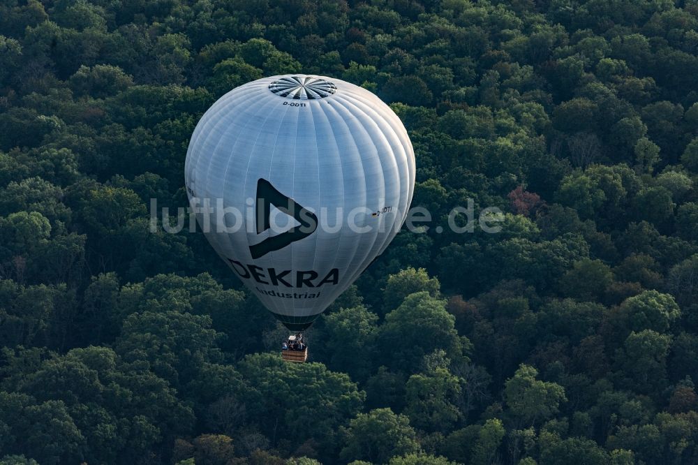 Leipzig von oben - Heißluftballon mit der Kennung D-ODTI in Fahrt über dem Luftraum in Leipzig im Bundesland Sachsen, Deutschland