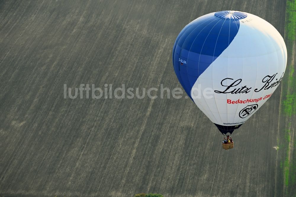 Hohendodeleben von oben - Heißluftballon D-OLGA in Fahrt über dem Luftraum in Hohendodeleben im Bundesland Sachsen-Anhalt, Deutschland