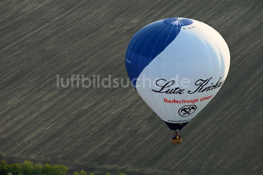 Hohendodeleben aus der Vogelperspektive: Heißluftballon D-OLGA in Fahrt über dem Luftraum in Hohendodeleben im Bundesland Sachsen-Anhalt, Deutschland