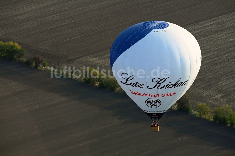 Luftbild Hohendodeleben - Heißluftballon D-OLGA in Fahrt über dem Luftraum in Hohendodeleben im Bundesland Sachsen-Anhalt, Deutschland