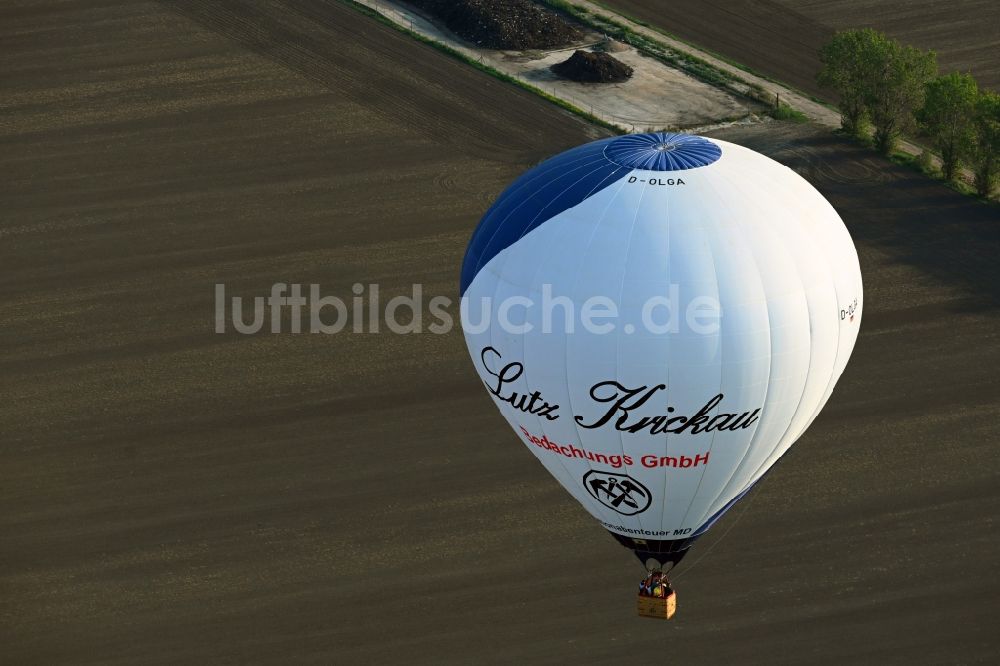 Luftaufnahme Hohendodeleben - Heißluftballon D-OLGA in Fahrt über dem Luftraum in Hohendodeleben im Bundesland Sachsen-Anhalt, Deutschland
