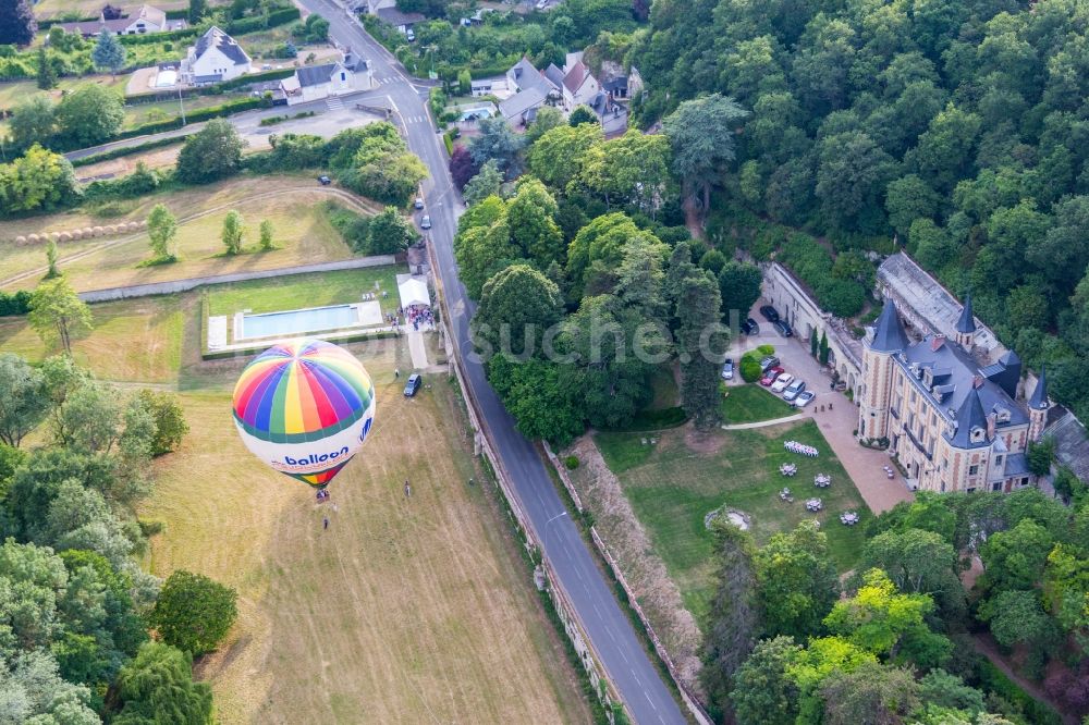 Nazelles-Négron von oben - Heißluftballon Start am Château de Perreux in Fahrt über dem Luftraum in Nazelles-Négron in Centre-Val de Loire, Frankreich