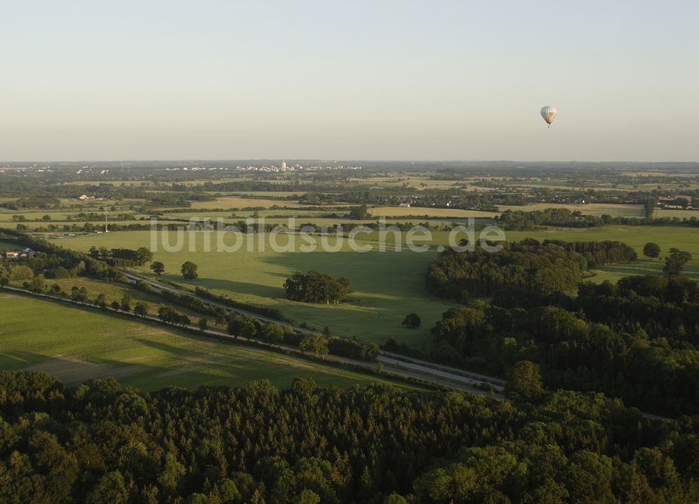 Tüttendorf aus der Vogelperspektive: Heißluftballon in Tüttendorf im Bundesland Schleswig-Holstein