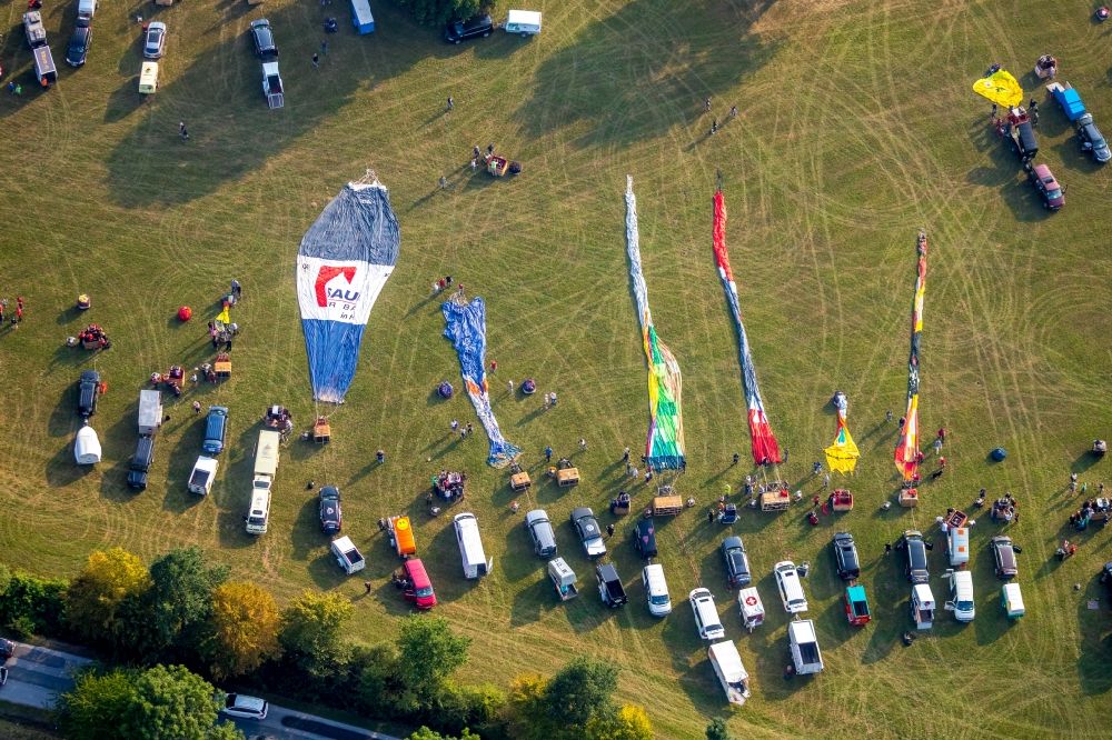 Warstein von oben - Heißluftballon zur Warsteiner Montgolfiade in Fahrt über dem Luftraum in Warstein im Bundesland Nordrhein-Westfalen, Deutschland