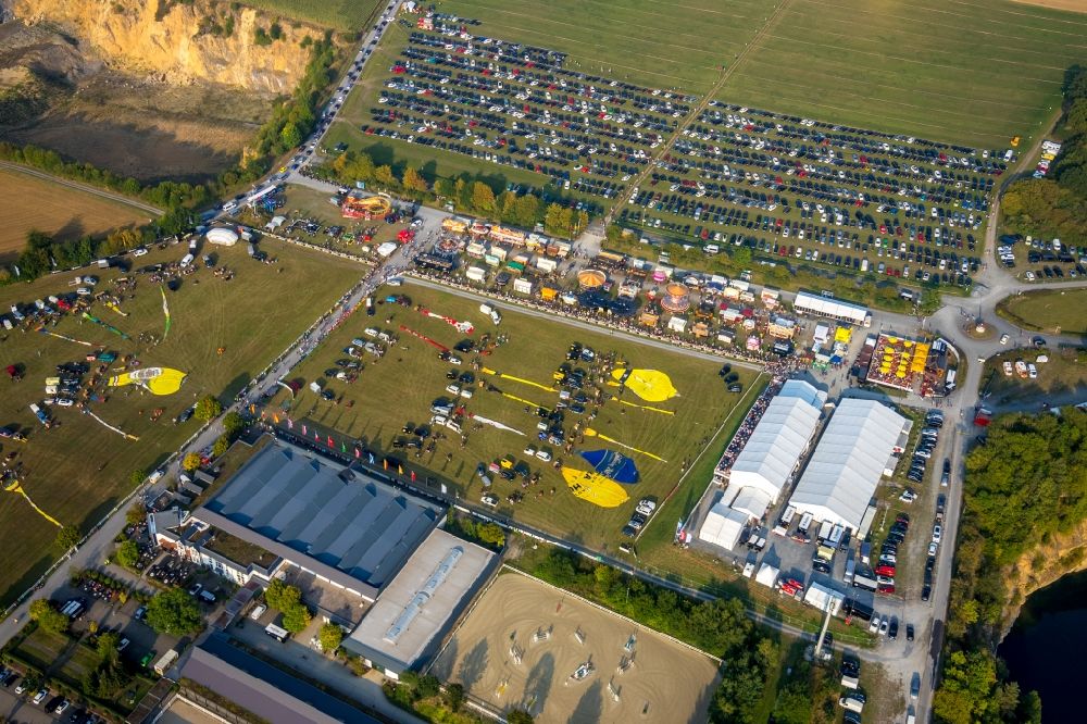 Luftbild Warstein - Heißluftballon zur Warsteiner Montgolfiade in Fahrt über dem Luftraum in Warstein im Bundesland Nordrhein-Westfalen, Deutschland