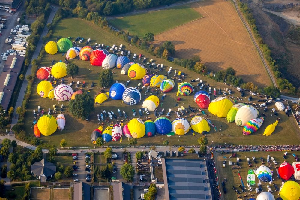 Warstein aus der Vogelperspektive: Heißluftballon zur Warsteiner Montgolfiade in Fahrt über dem Luftraum in Warstein im Bundesland Nordrhein-Westfalen, Deutschland
