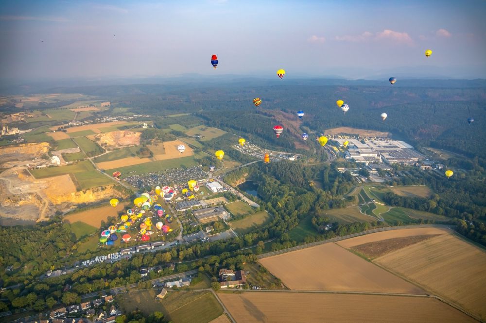 Luftbild Warstein - Heißluftballon zur Warsteiner Montgolfiade in Fahrt über dem Luftraum in Warstein im Bundesland Nordrhein-Westfalen, Deutschland