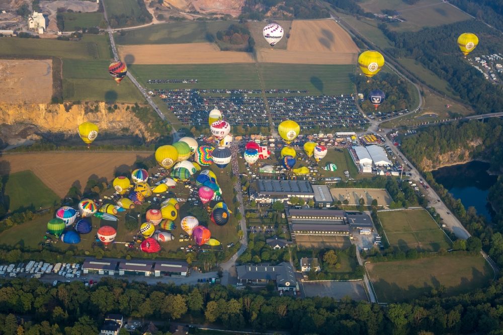 Luftaufnahme Warstein - Heißluftballon zur Warsteiner Montgolfiade in Fahrt über dem Luftraum in Warstein im Bundesland Nordrhein-Westfalen, Deutschland