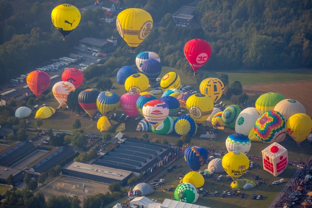 Warstein aus der Vogelperspektive: Heißluftballon zur Warsteiner Montgolfiade in Fahrt über dem Luftraum in Warstein im Bundesland Nordrhein-Westfalen, Deutschland