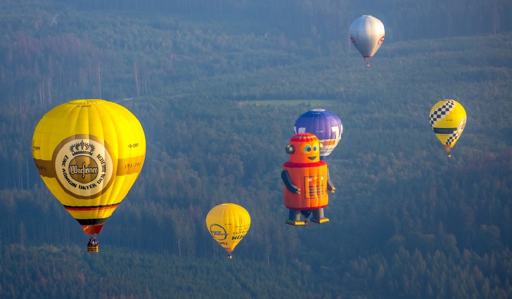 Luftaufnahme Warstein - Heißluftballon zur Warsteiner Montgolfiade in Fahrt über dem Luftraum in Warstein im Bundesland Nordrhein-Westfalen, Deutschland