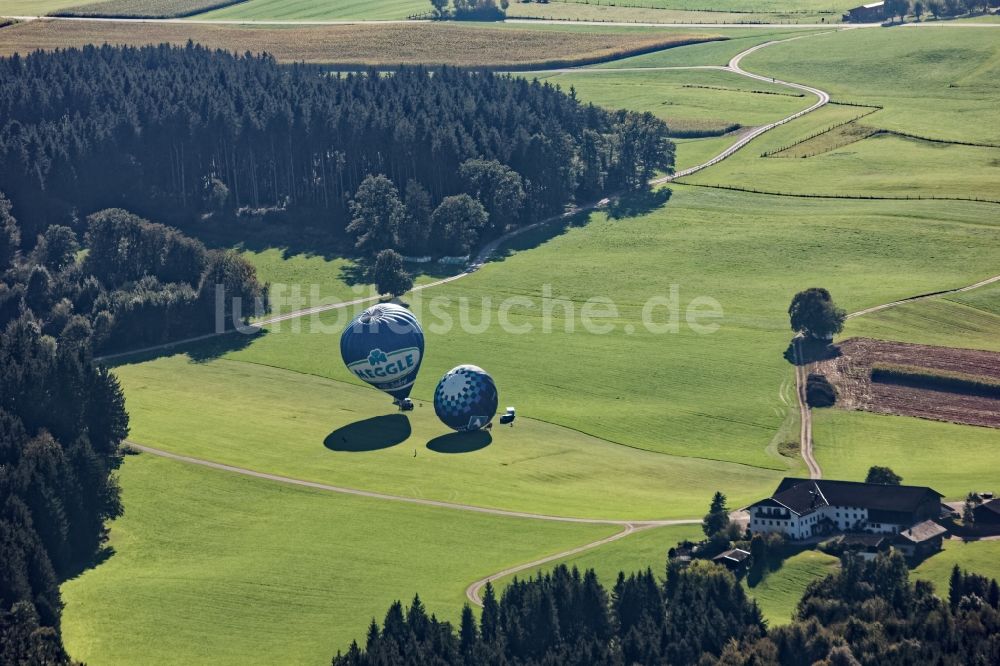 Pittenhart aus der Vogelperspektive: Heissluftballone auf einer Wiese in der Nähe von Seeon