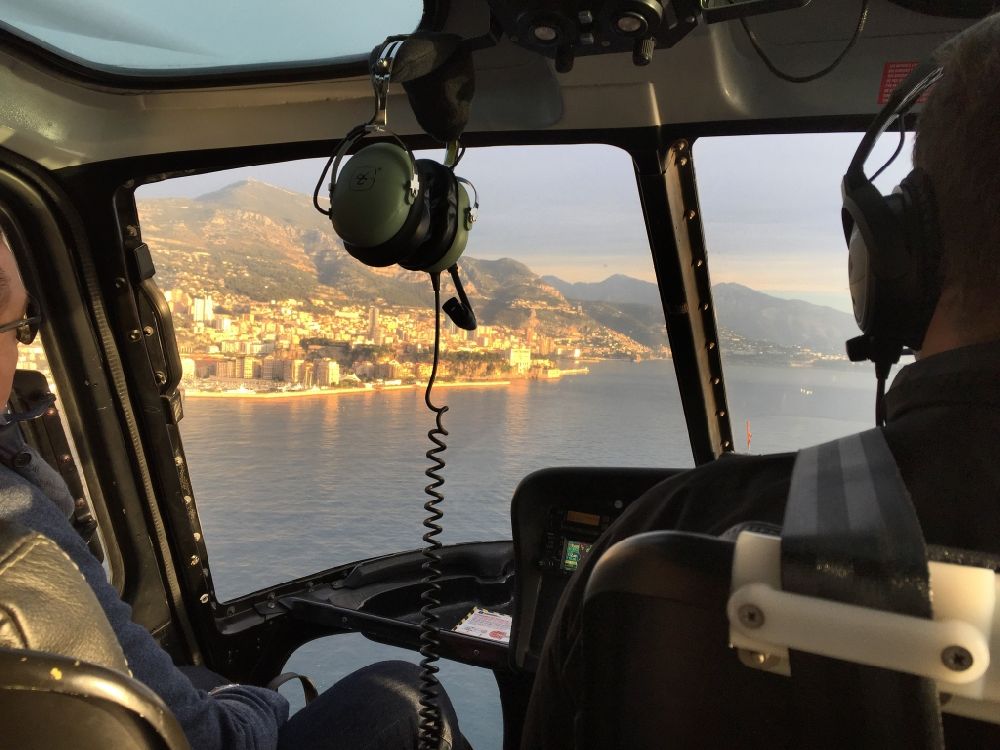 Cap-d'Ail aus der Vogelperspektive: Helikopter Eurocopter AS 350 Ecureuil im Fluge über dem Mittelmeer bei Cap-d'Ail in Provence-Alpes-Cote d'Azur, Frankreich