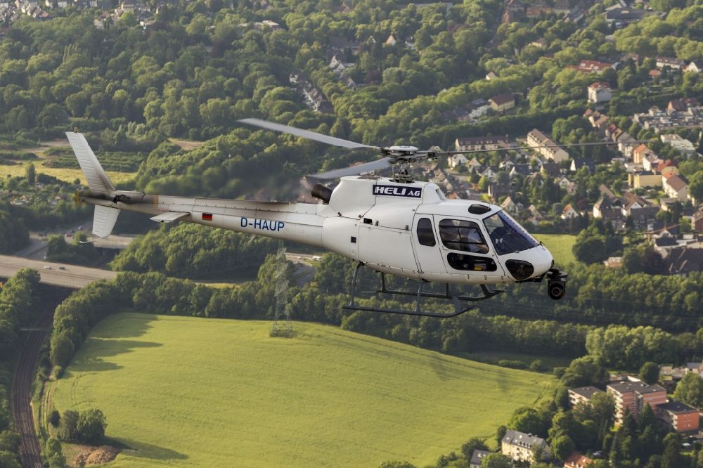 Witten aus der Vogelperspektive: Helikopter der HELI AG bei Filmaufnahmen im Flug über Witten im Bundesland Nordrhein-Westfalen