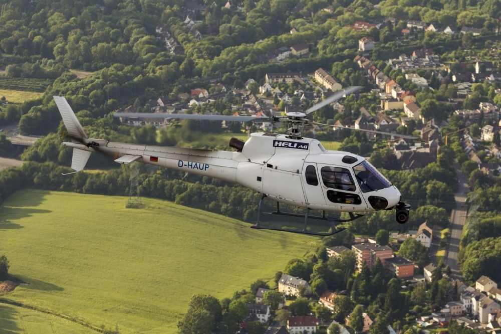 Luftbild Witten - Helikopter der HELI AG bei Filmaufnahmen im Flug über Witten im Bundesland Nordrhein-Westfalen