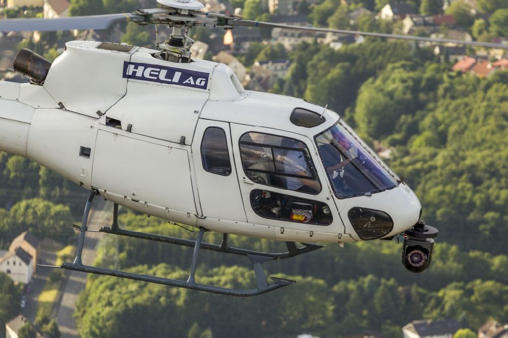 Luftaufnahme Witten - Helikopter der HELI AG bei Filmaufnahmen im Flug über Witten im Bundesland Nordrhein-Westfalen