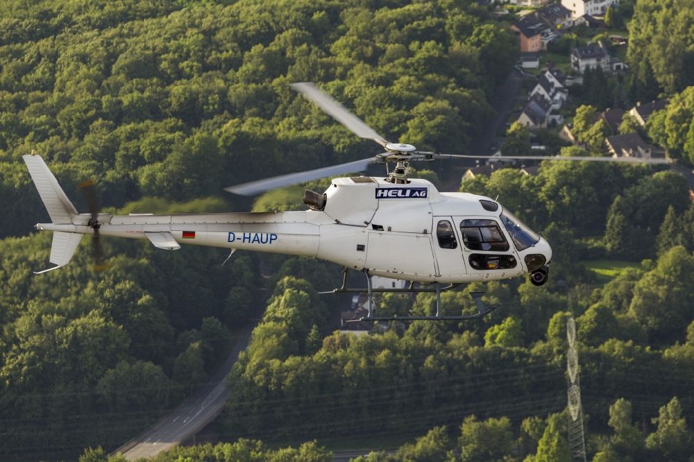 Witten von oben - Helikopter der HELI AG bei Filmaufnahmen im Flug über Witten im Bundesland Nordrhein-Westfalen
