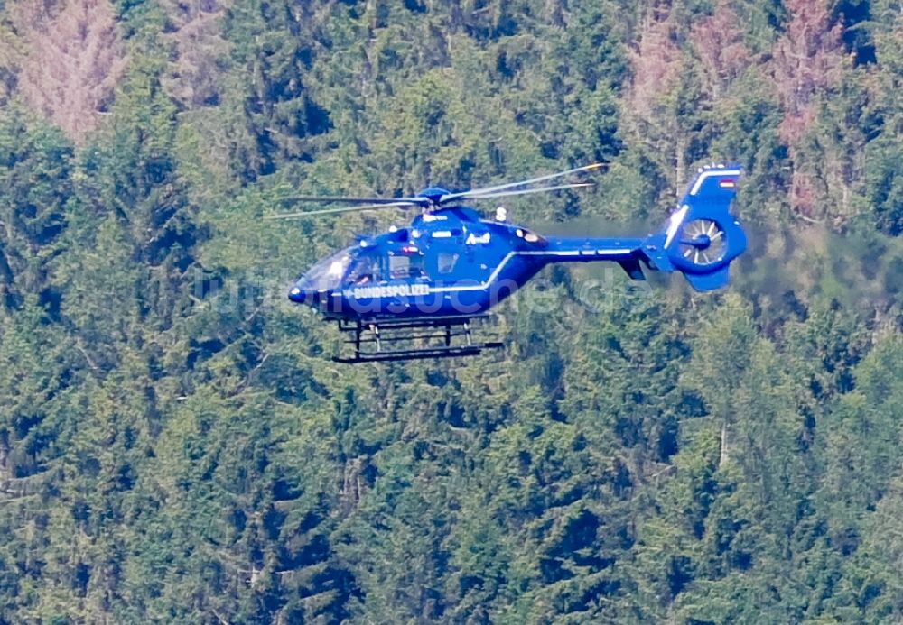 Luftbild Witzenhausen - Helikopter - Hubschrauber EC 135 der Bundespolizei im Fluge über dem Luftraum in Witzenhausen im Bundesland Hessen, Deutschland