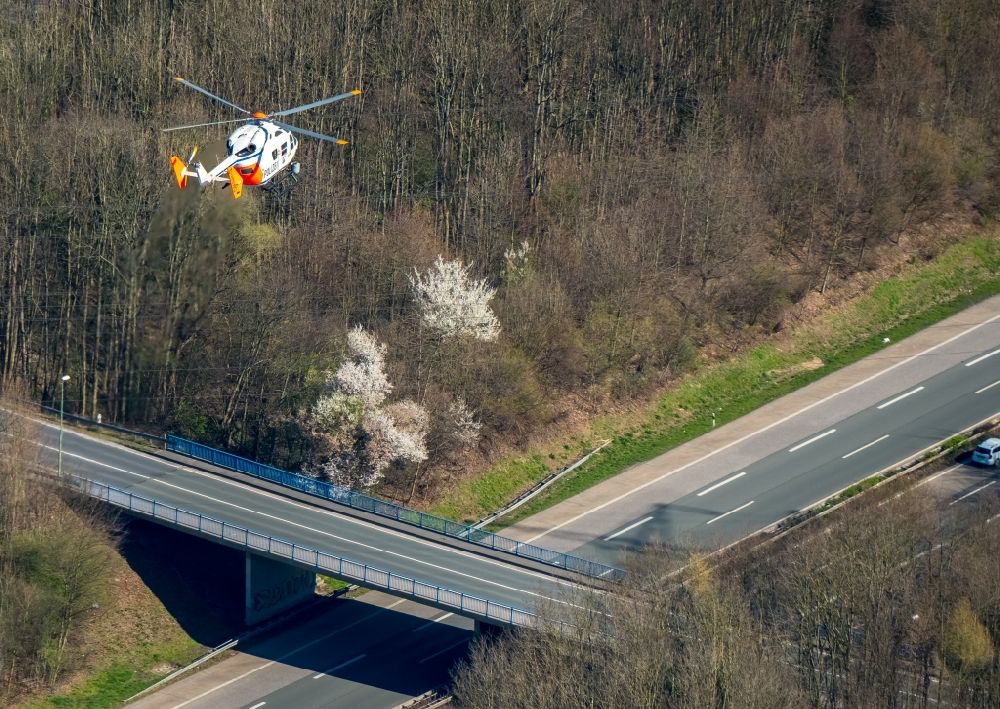 Luftaufnahme Hagen - Helikopter - Hubschrauber D-HNWO Eurocopter BK-117C1 der Polizei im Fluge über dem Luftraum im Ortsteil Hohenlimburg in Hagen im Bundesland Nordrhein-Westfalen