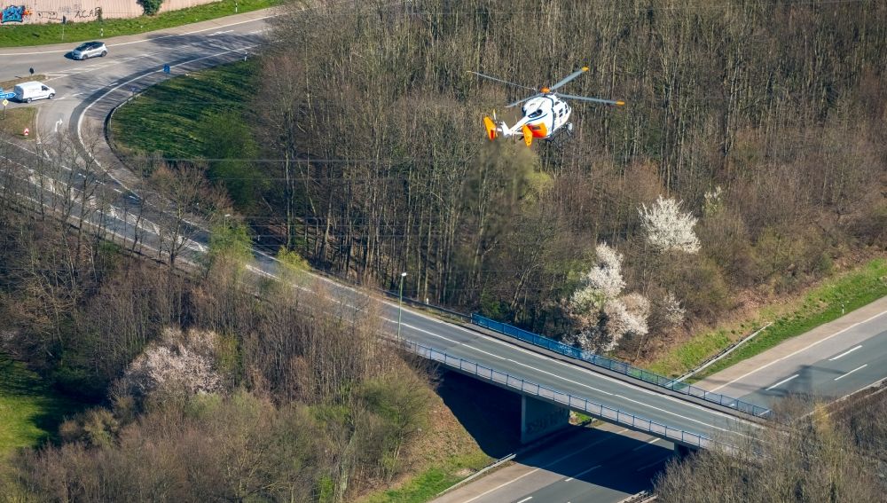 Hagen von oben - Helikopter - Hubschrauber D-HNWO Eurocopter BK-117C1 der Polizei im Fluge über dem Luftraum im Ortsteil Hohenlimburg in Hagen im Bundesland Nordrhein-Westfalen