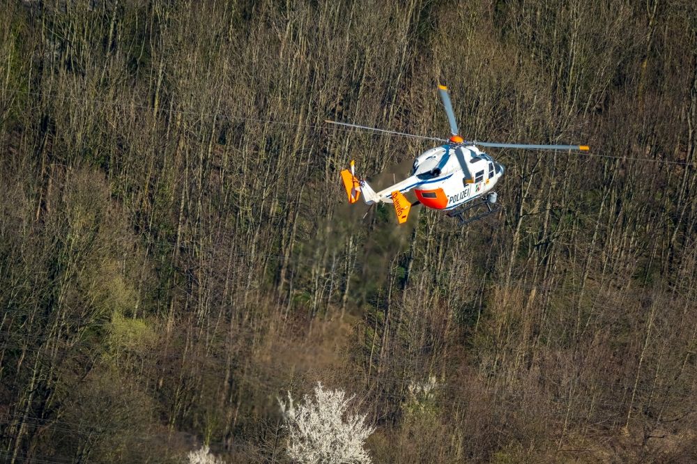 Hagen aus der Vogelperspektive: Helikopter - Hubschrauber D-HNWO Eurocopter BK-117C1 der Polizei im Fluge über dem Luftraum im Ortsteil Hohenlimburg in Hagen im Bundesland Nordrhein-Westfalen