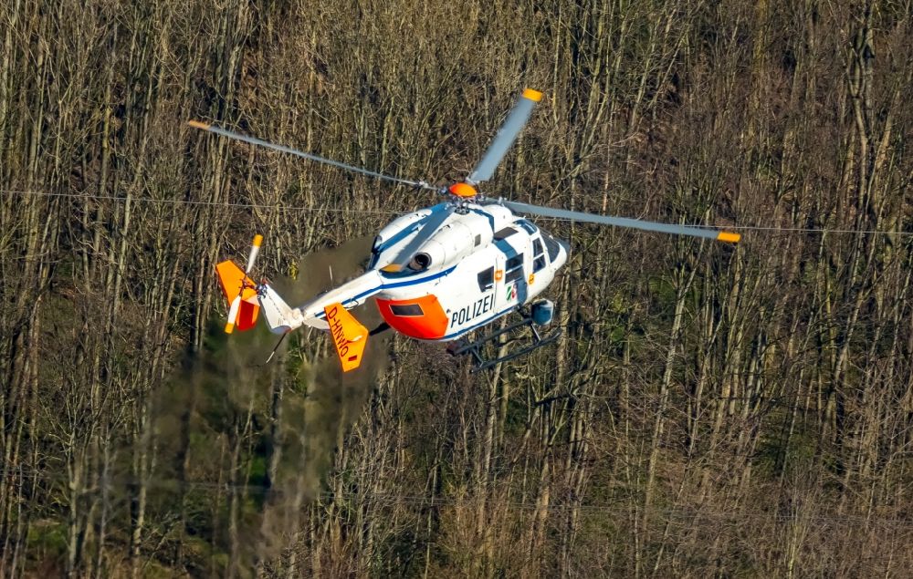 Luftbild Hagen - Helikopter - Hubschrauber D-HNWO Eurocopter BK-117C1 der Polizei im Fluge über dem Luftraum im Ortsteil Hohenlimburg in Hagen im Bundesland Nordrhein-Westfalen