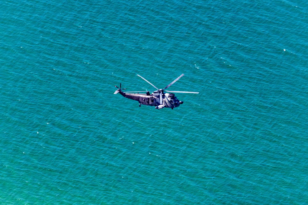 Ostseebad Dierhagen von oben - Helikopter - Hubschrauber BW Marine im Fluge über dem Luftraum in Ostseebad Dierhagen im Bundesland Mecklenburg-Vorpommern, Deutschland