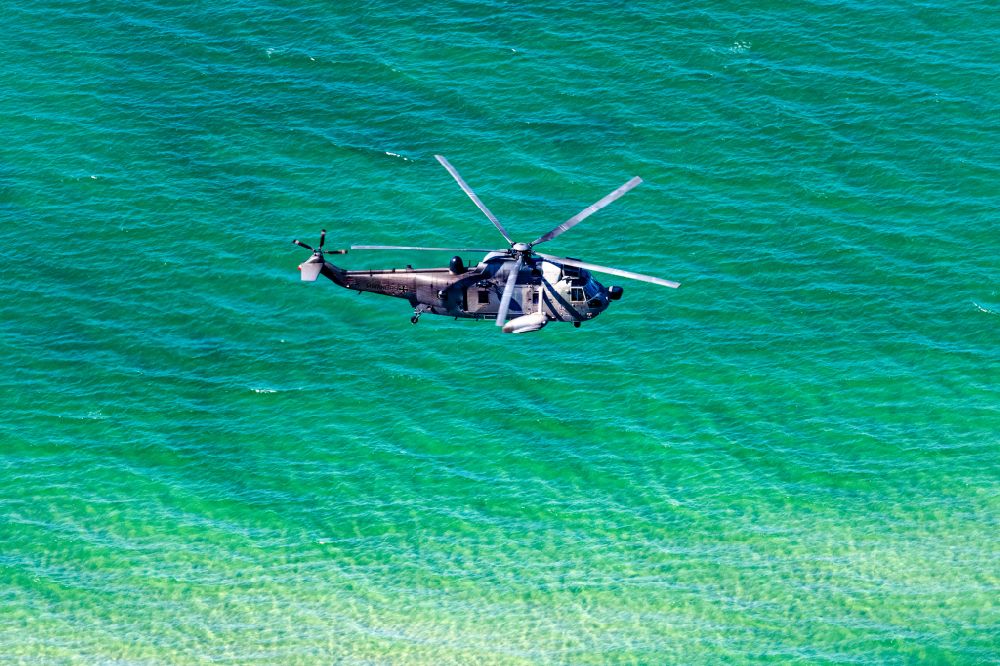 Ostseebad Dierhagen aus der Vogelperspektive: Helikopter - Hubschrauber BW Marine im Fluge über dem Luftraum in Ostseebad Dierhagen im Bundesland Mecklenburg-Vorpommern, Deutschland