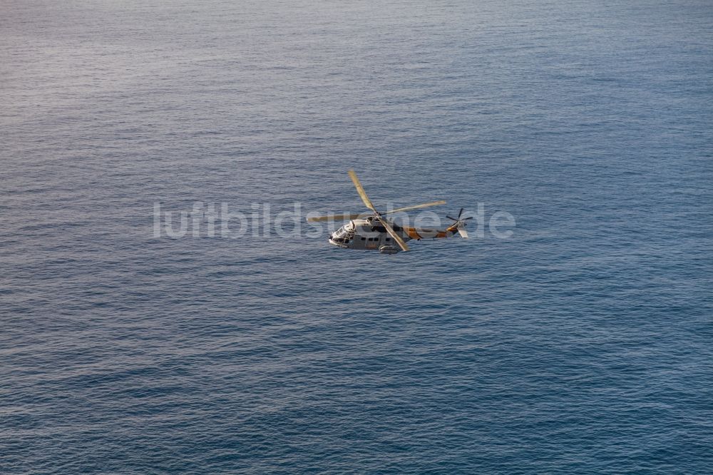 Palma aus der Vogelperspektive: Helikopter - Hubschrauber Rettungshubschrauber SAR Aérospatiale SA 330 Puma im Fluge über dem Luftraum in Palma auf der balearischen Mittelmeerinsel Mallorca, Spanien