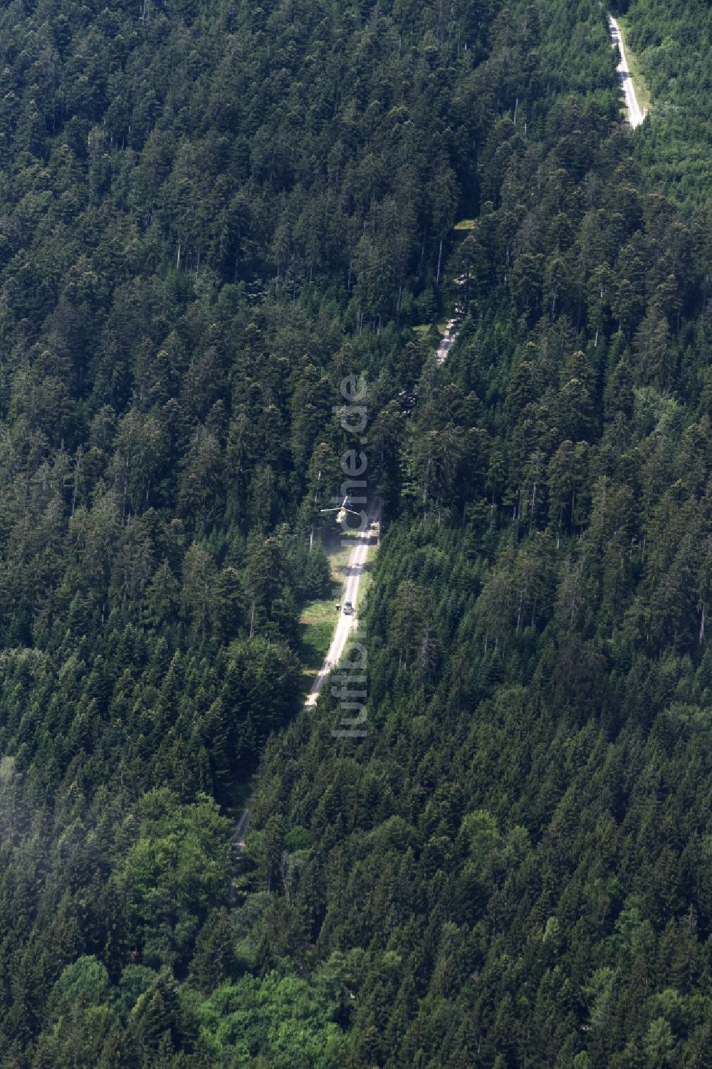 Luftaufnahme Cresbach - Helikopter - Hubschraubereinsatz im Sprühflug mit weißer Staubfahne zur Waldkalkung im Fluge über dem Luftraum in Cresbach im Bundesland Baden-Württemberg, Deutschland