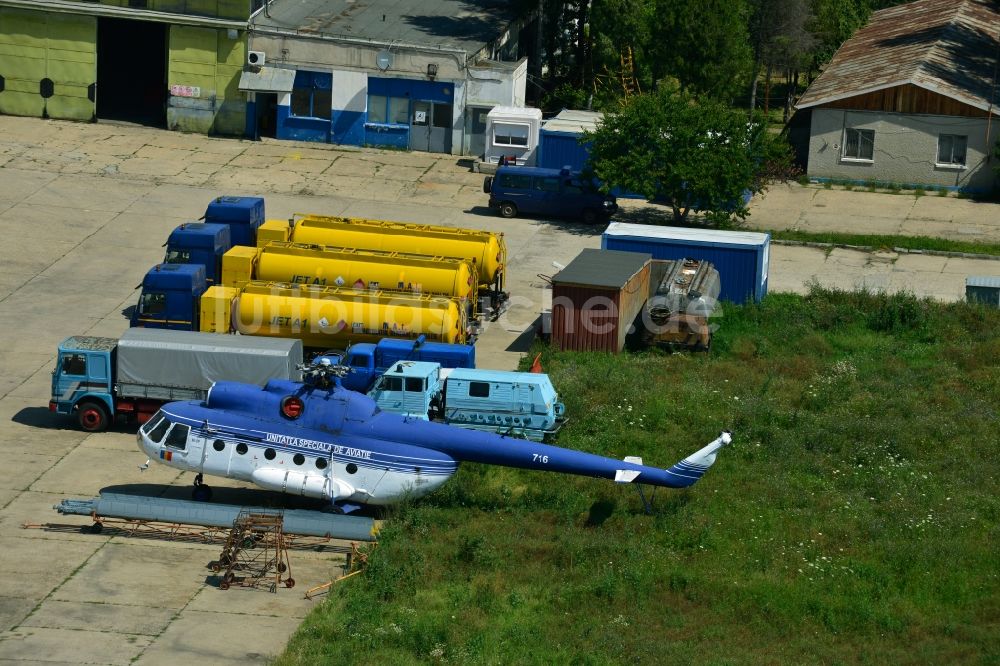 Bukarest von oben - Helikopter Mi-8 der Inspectoratul General de Aviatie auf dem Flughafen Baneasa in Bukarest in Rumänien
