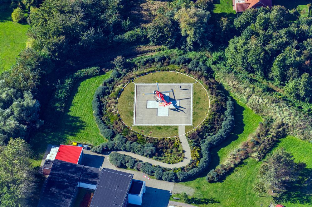 Borkum von oben - Helikopter Landeplatz mit Helikoper des Inselkrankenhaus in Borkum im Bundesland Niedersachsen, Deutschland