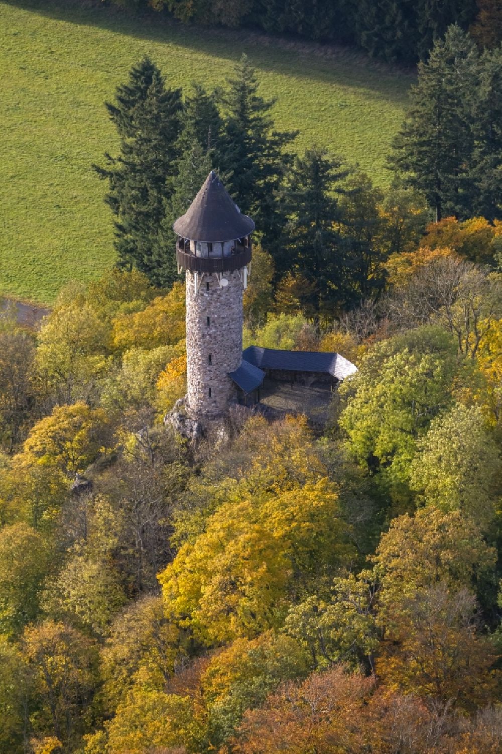 Kempfeld von oben - Herbst - Landschaft des Wildenburgturm an der Burgruine der Wildenburg im Naturschutzgebiet Wildenburg in der Nähe von Kempfeld im Bundesland Rheinland-Pfalz