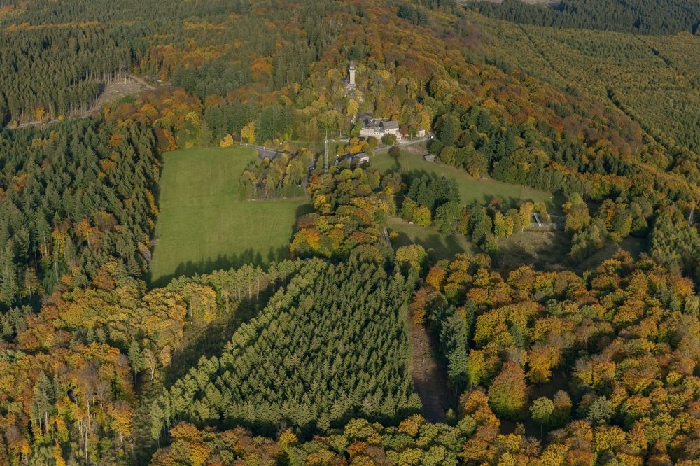 Luftaufnahme Kempfeld - Herbst - Landschaft des Wildenburgturm an der Burgruine der Wildenburg im Naturschutzgebiet Wildenburg in der Nähe von Kempfeld im Bundesland Rheinland-Pfalz