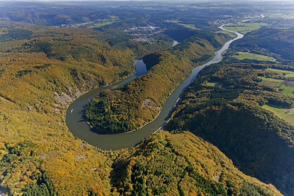 Luftbild Mettlach - Herbstblick auf die Saarschleife in der nähe des Ortsteils Orscholz in Mettlach im Bundesland Saarland