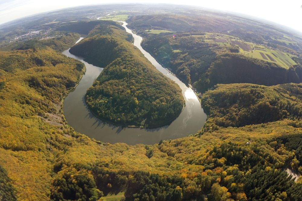 Luftaufnahme Mettlach - Herbstblick auf die Saarschleife in der nähe des Ortsteils Orscholz in Mettlach im Bundesland Saarland