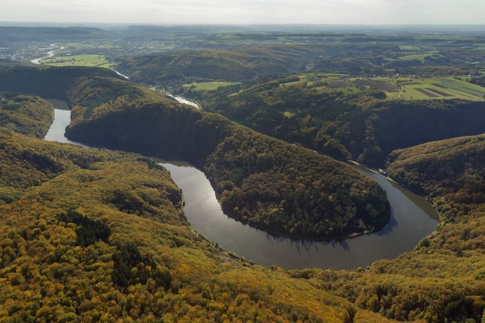 Mettlach von oben - Herbstblick auf die Saarschleife in der nähe des Ortsteils Orscholz in Mettlach im Bundesland Saarland