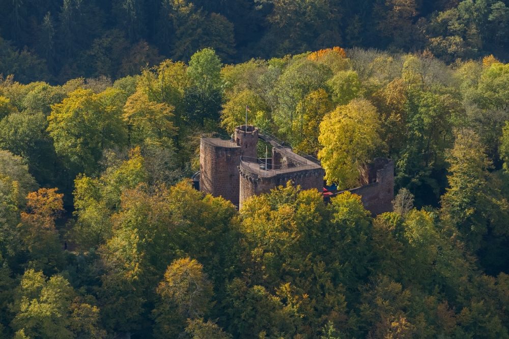 Mettlach aus der Vogelperspektive: Herbstblick vom Wald an der Burg Montclair mit Burgturm an der Saarschleife bei in Mettlach im Bundesland Saarland