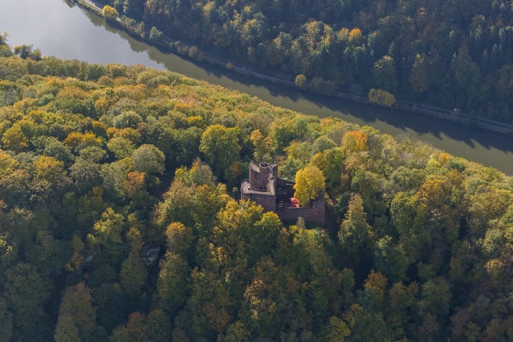 Luftbild Mettlach - Herbstblick vom Wald an der Burg Montclair mit Burgturm an der Saarschleife bei in Mettlach im Bundesland Saarland