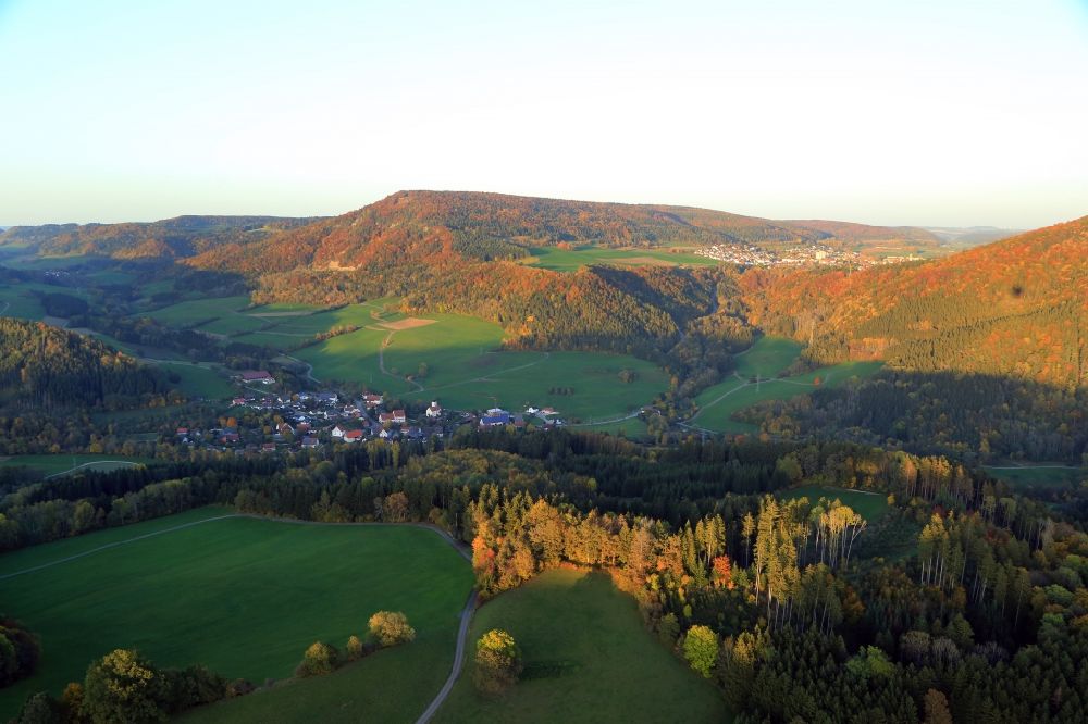 Blumberg von oben - Herbstfarben in der Landschaft beim Ortsteil Achdorf in Blumberg im Bundesland Baden-Württemberg, Deutschland