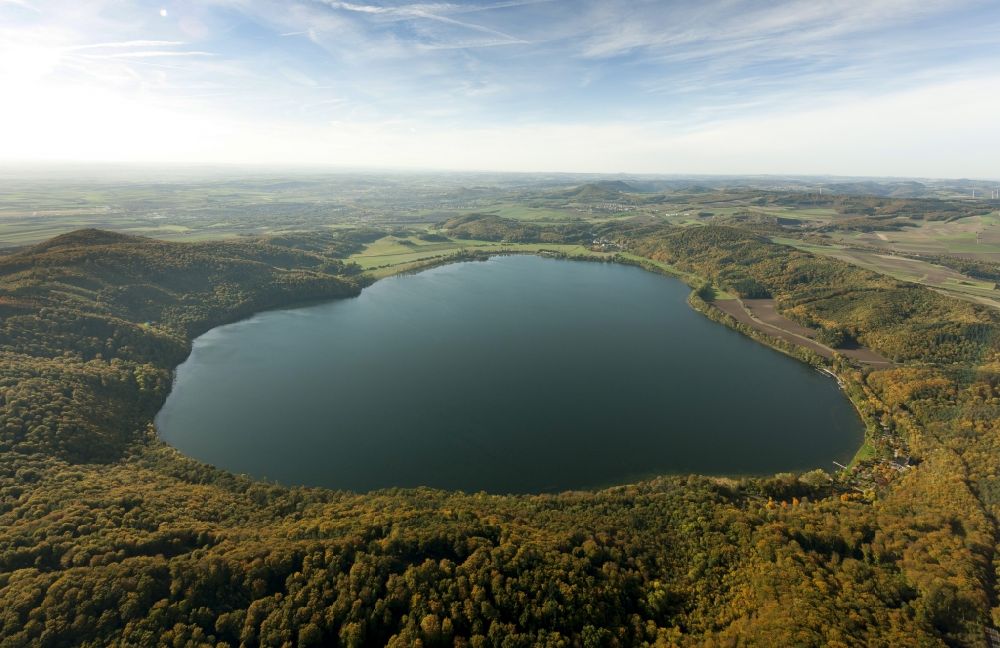 Nickenich von oben - Herbstimpression des Naturschutzgebietes Laacher See bei Nickenich im Bundesland Rheinland-Pfalz