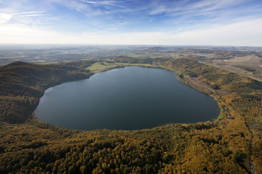 NICKENICH von oben - Herbstimpression des Naturschutzgebietes Laacher See bei Nickenich im Bundesland Rheinland-Pfalz