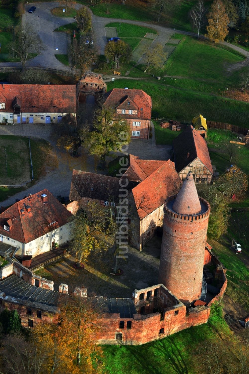 Luftaufnahme Burg Stargard - Herbstlandschaft an der Burg Stargard im Bundesland Mecklenburg-Vorpommern