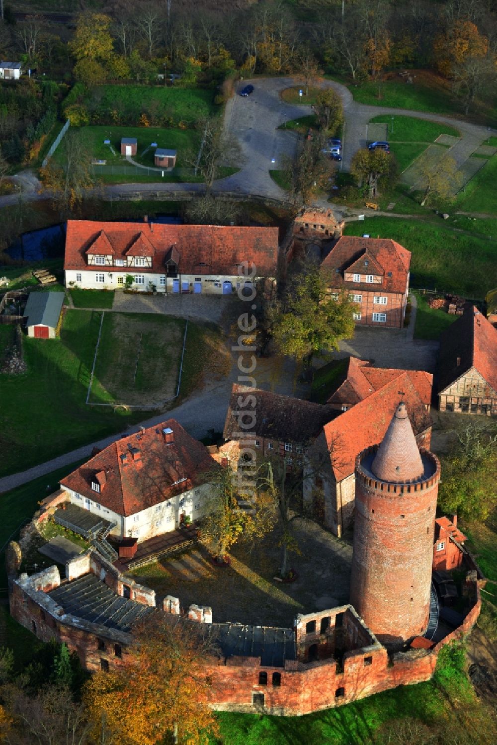 Burg Stargard von oben - Herbstlandschaft an der Burg Stargard im Bundesland Mecklenburg-Vorpommern