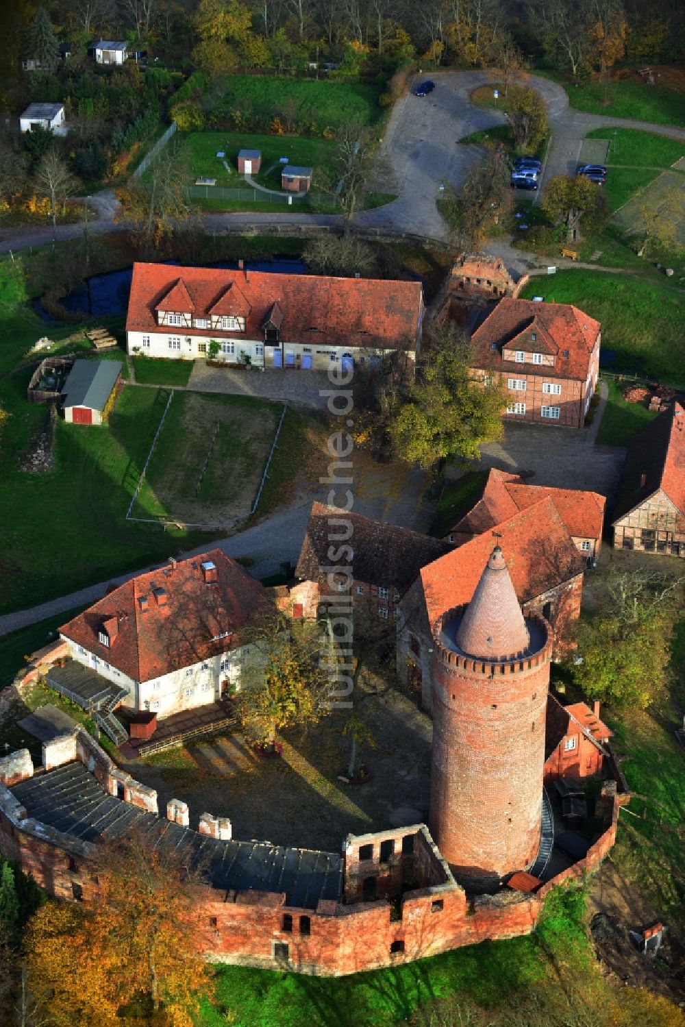 Burg Stargard aus der Vogelperspektive: Herbstlandschaft an der Burg Stargard im Bundesland Mecklenburg-Vorpommern