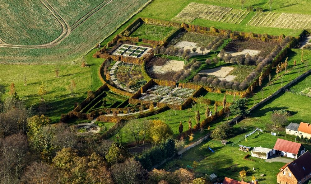 Luftaufnahme Penzlin OT Marihn - Herbstlandschaft im Garten des Gutshauses mit beschnittenen Bäumen im Ortsteil Marihn in Penzlin im Bundesland Mecklenburg-Vorpommern