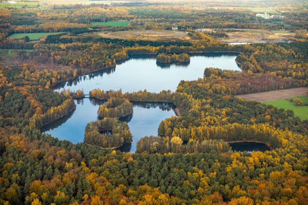 Luftaufnahme Bottrop - Herbstlandschaft am Heidesee in Bottrop-Kirchhellen im Bundesland Nordrhein-Westfalen