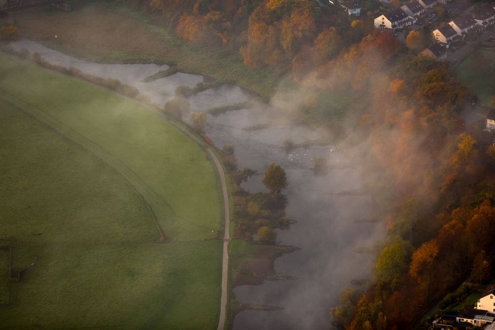 Luftbild Hattingen - Herbstlandschaft mit Nebel und Dunst an den Uferbereichen am Ruhrbogen- Flußverlauf in Hattingen im Bundesland Nordrhein-Westfalen