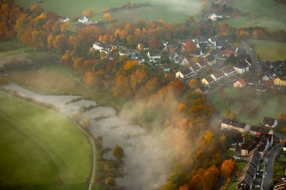 Luftaufnahme Hattingen - Herbstlandschaft mit Nebel und Dunst an den Uferbereichen am Ruhrbogen- Flußverlauf in Hattingen im Bundesland Nordrhein-Westfalen