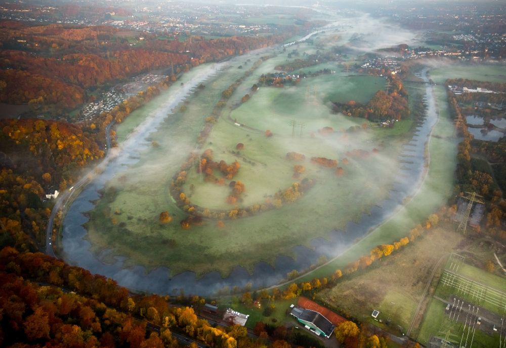 Luftaufnahme Hattingen - Herbstlandschaft mit Nebel und Dunst an den Uferbereichen am Ruhrbogen- Flußverlauf in Hattingen im Bundesland Nordrhein-Westfalen