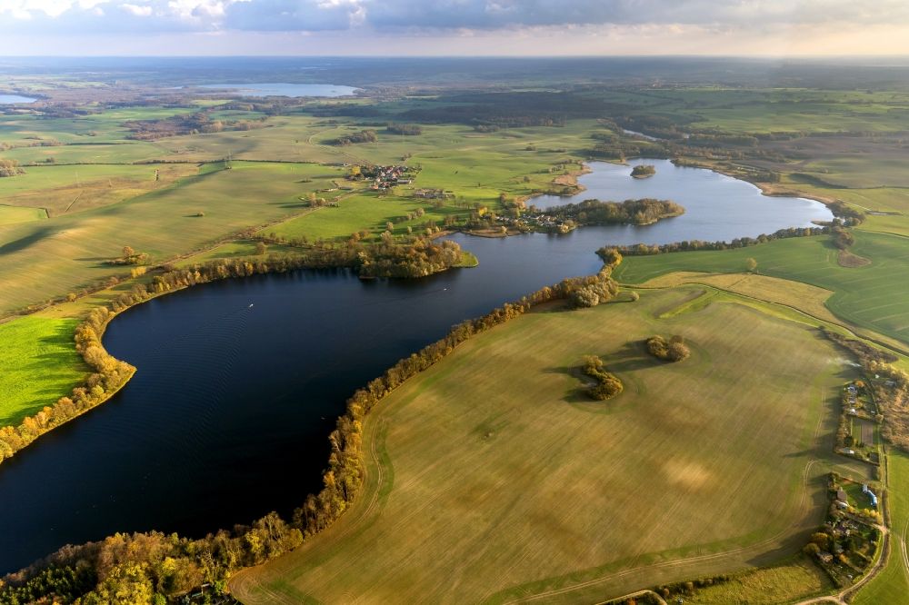 Penzlin aus der Vogelperspektive: Herbstlandschaft mit dem Penzliner Stadtsee in Penzlin im Bundesland Mecklenburg-Vorpommern